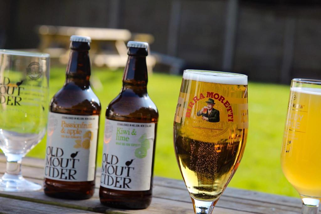 The Waggon And Horses Hotell Great Yeldham Exteriör bild
